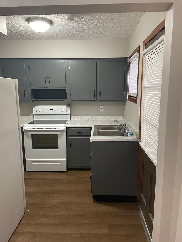 Primary Photo - 1396 Goodyear Blvd