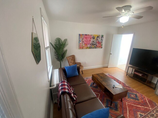 Building Photo - Ideal 1 Bed 1 Bath Unit with Fenced Yard I...