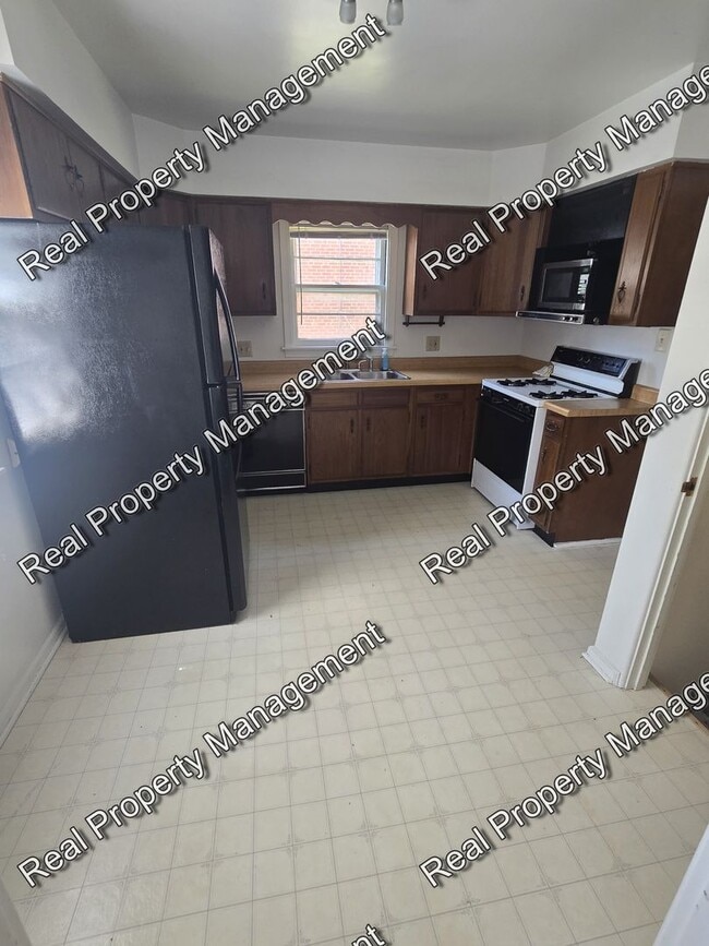 Building Photo - Spacious Three Bedroom
