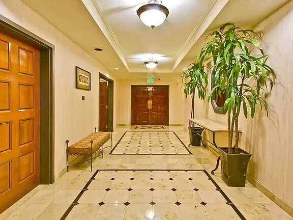 Building Photo - 325 S Swall Dr