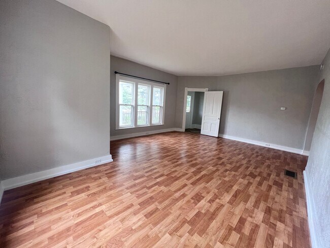 Building Photo - Wonderful and Spacious Three Bedroom Home Minutes from Downtown Grand Rapids!!