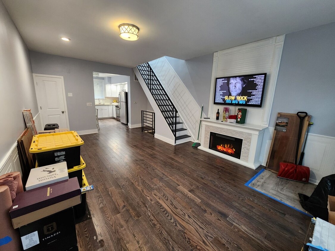 Primary Photo - Beautiful bright modern 3 bed 1.5 bath hom...