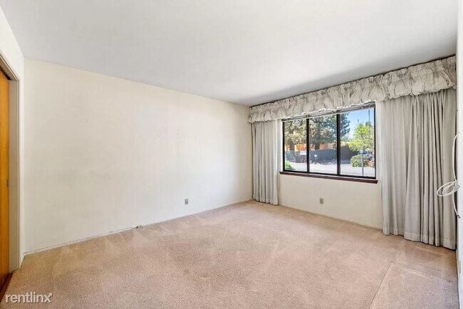 Building Photo - 5 br, 2 bath House - 1049 golden ave
