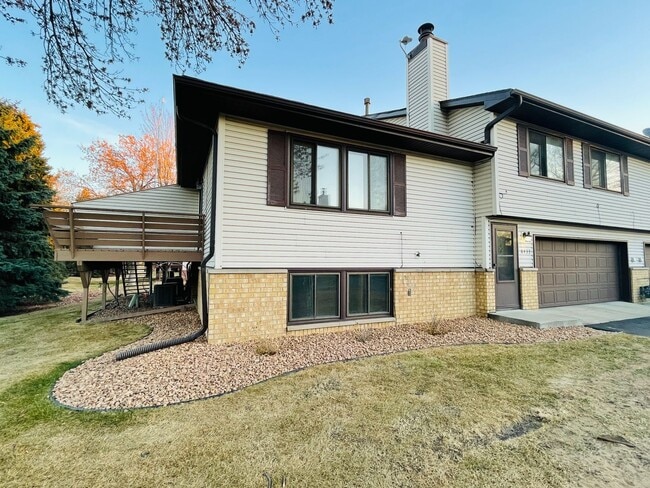Building Photo - 3 bed/2 bath Sweet Townhome In Brooklyn Pa...