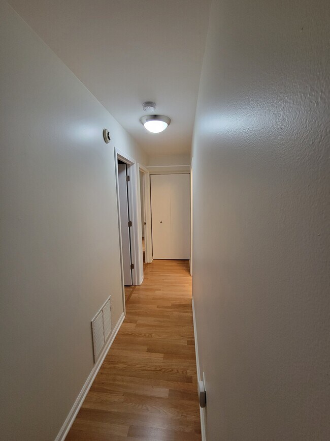 Hall Way - 1444 Stonebridge Cir