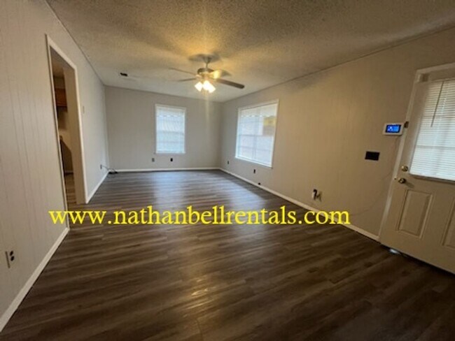 Foto del edificio - Single-Family Home: 2 bed, 1 bath