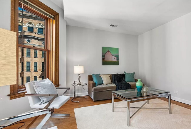 Building Photo - Chic 1-Bed Condo with Hardwood Floors in Prime Chicago Location!