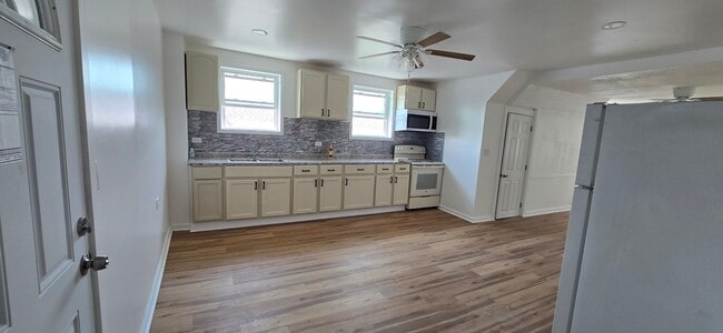 Building Photo - 145 N 21st Ave