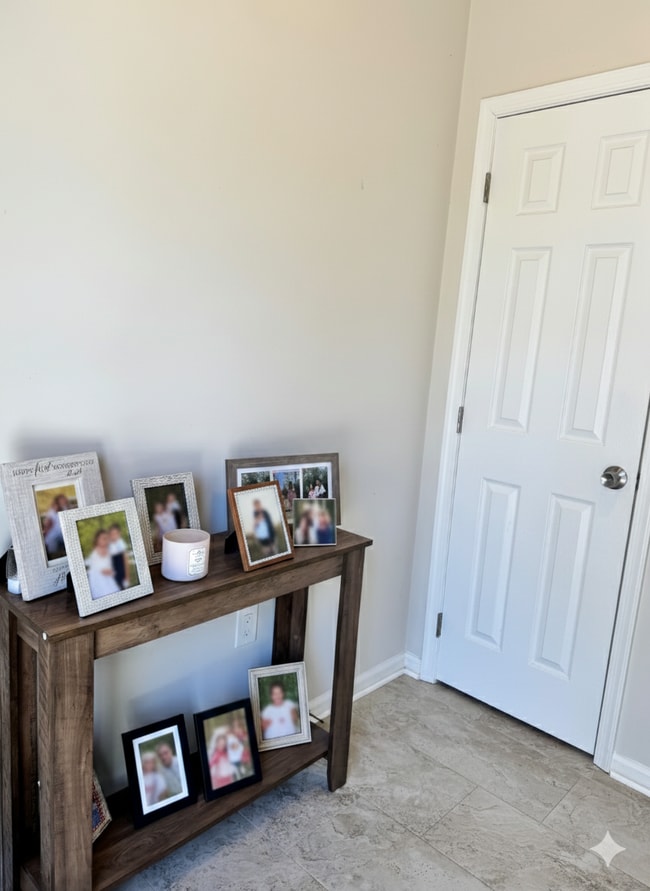 Building Photo - 813 Deluca Rd