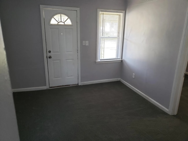 Building Photo - Your Cozy 2-Bedroom Retreat: Fenced Yard, Modern Upgrades & Perfect Location!