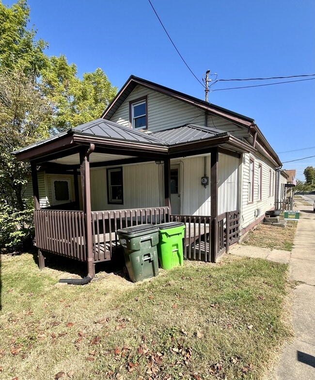 Building Photo - 411 Massillon St