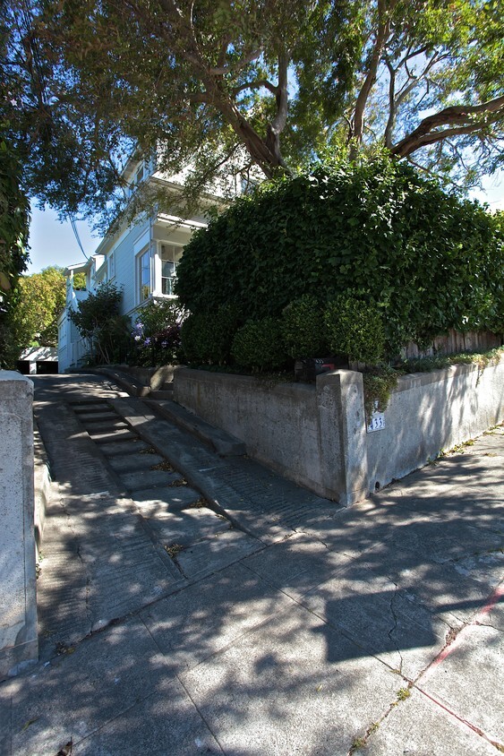Building Photo - 433-435 Johnson St