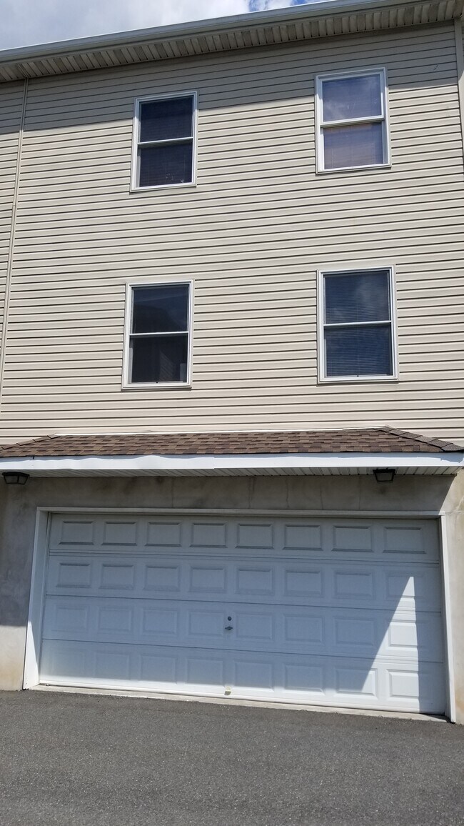 Building Photo - 109 Wales Ave