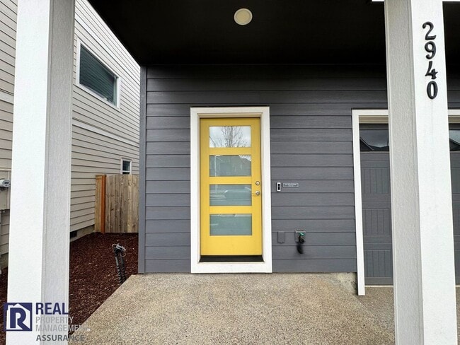 Building Photo - Modern 3 Bedroom Duplex With Garage!!