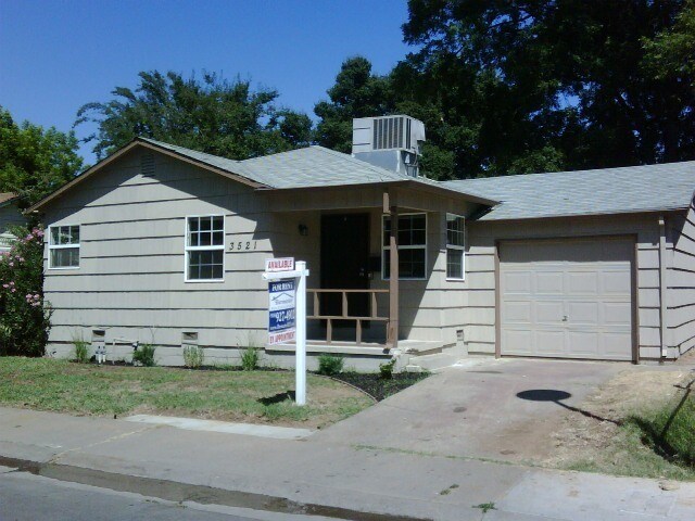 Foto del edificio - Beautiful 2BR/1BA Home with Hardwood Floors & Garage