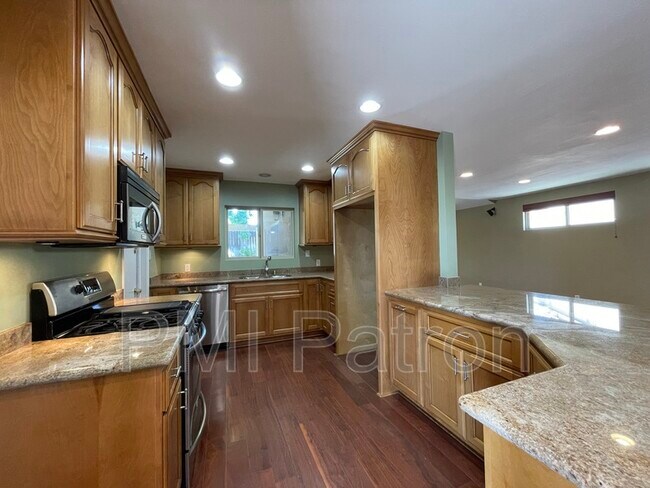 Foto del edificio - 5121 Myra Ave