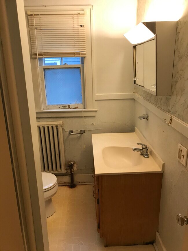 Bathroom - 1259 Glenwood Blvd
