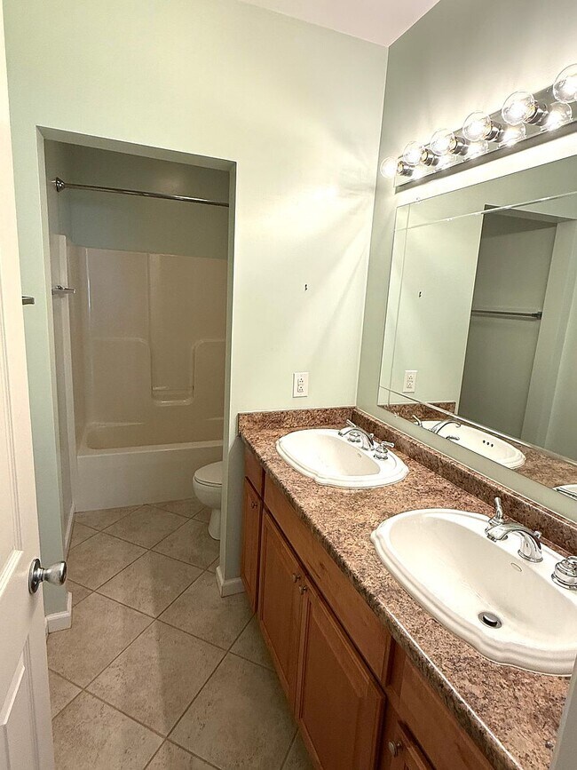 Foto del edificio - 741 Oswego Rd