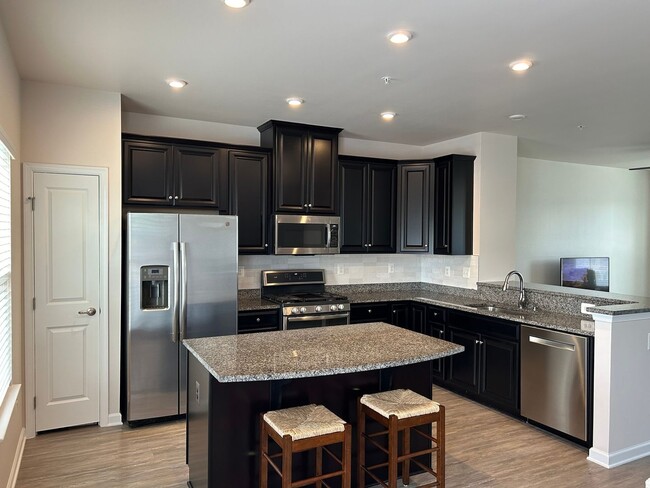 Building Photo - 4 Bedroom Townhome in Brunswick Crossing