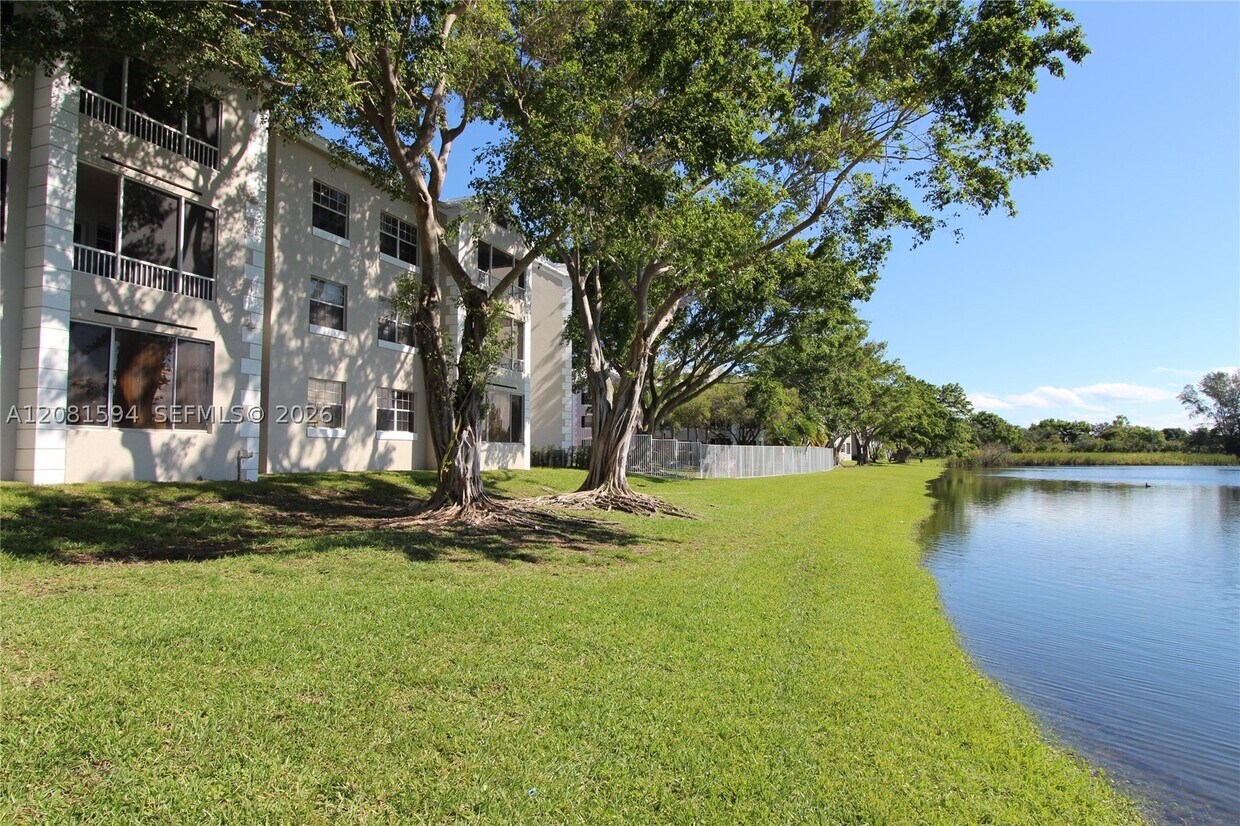 Building Photo - 2880 N Oakland Forest Dr