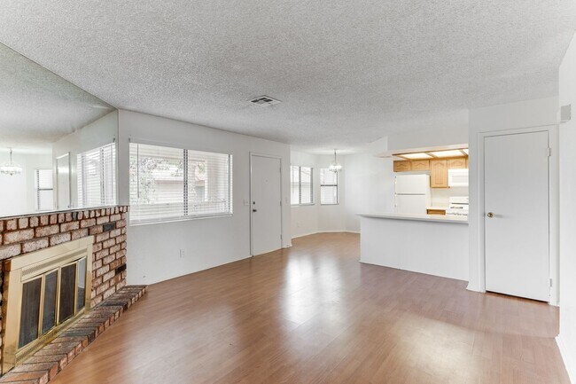 Foto del edificio - 725 Rock Springs Dr