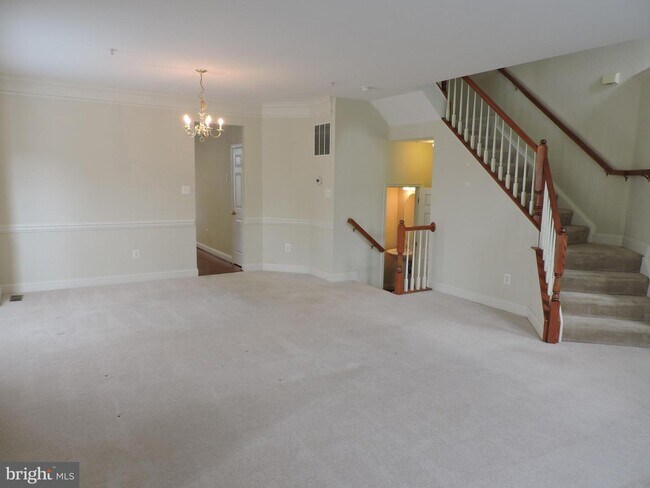 Building Photo - 717 Garden View Way