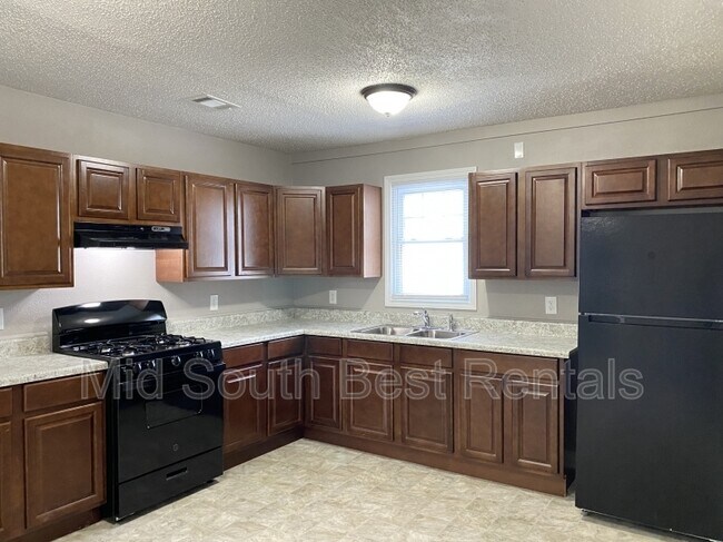 Building Photo - 304 N Hospital Dr