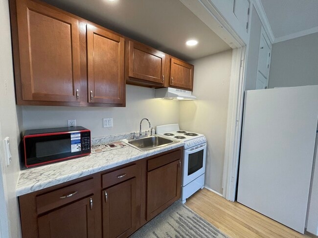 Building Photo - 417 Shelden Ave