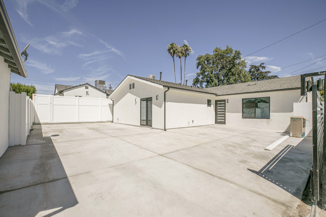 Foto principal - 10360 Woodley Ave