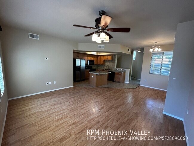Building Photo - End Unit 2/2.5 Town Home *2 Car Garage* Cu...