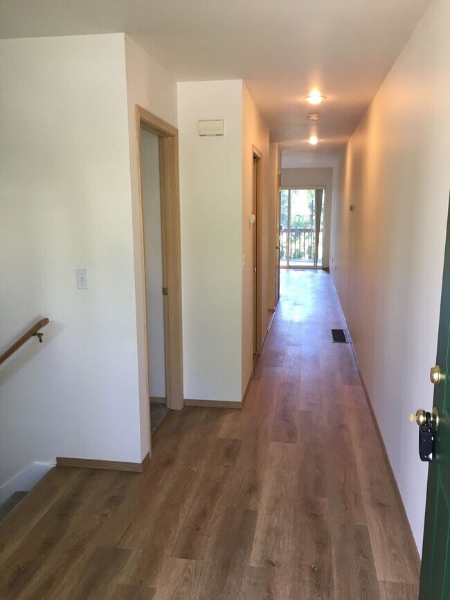 Building Photo - 1050 S Westcliff Pl