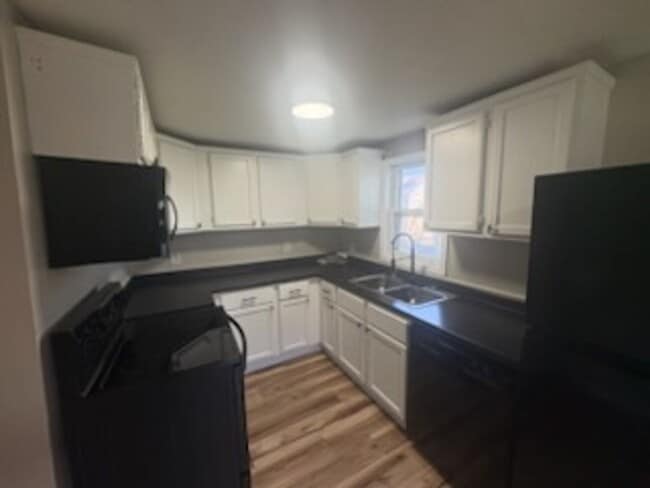 Building Photo - 2 Bed 1 Bath Home
