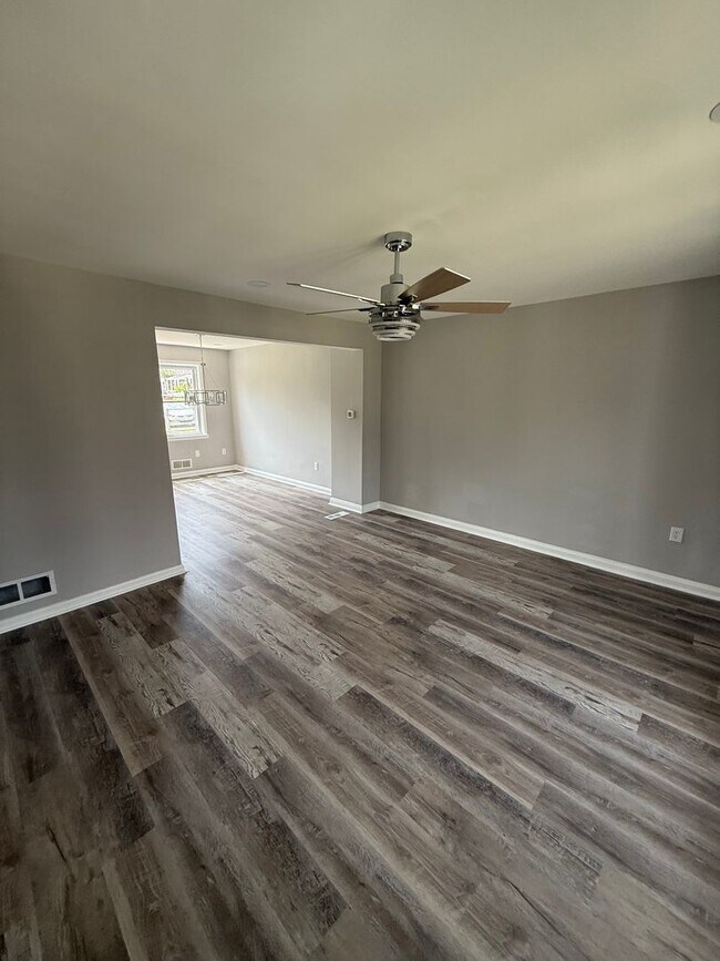 Foto del edificio - Updated Glen Oaks Townhome with Finished B...