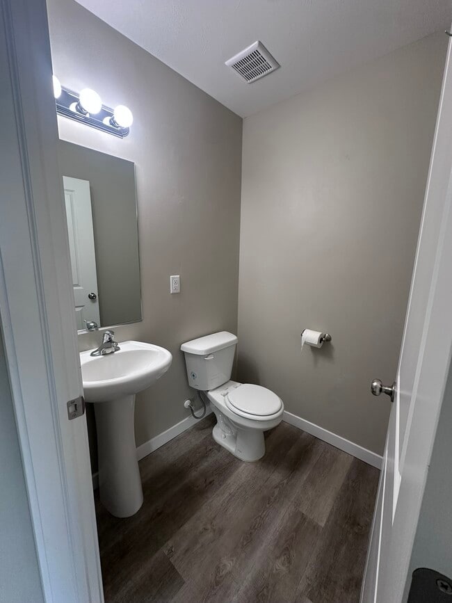 Building Photo - 550 Trails End