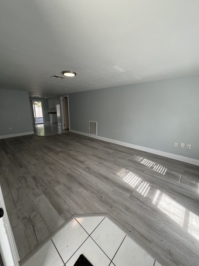 Building Photo - 5337 Pasadena Dr