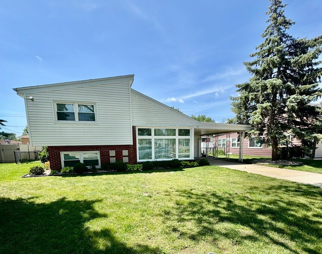 Primary Photo - 7219 Lyons St