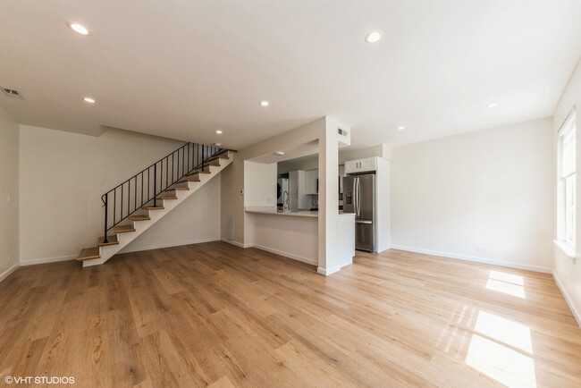 Building Photo - 1110 Cove Dr