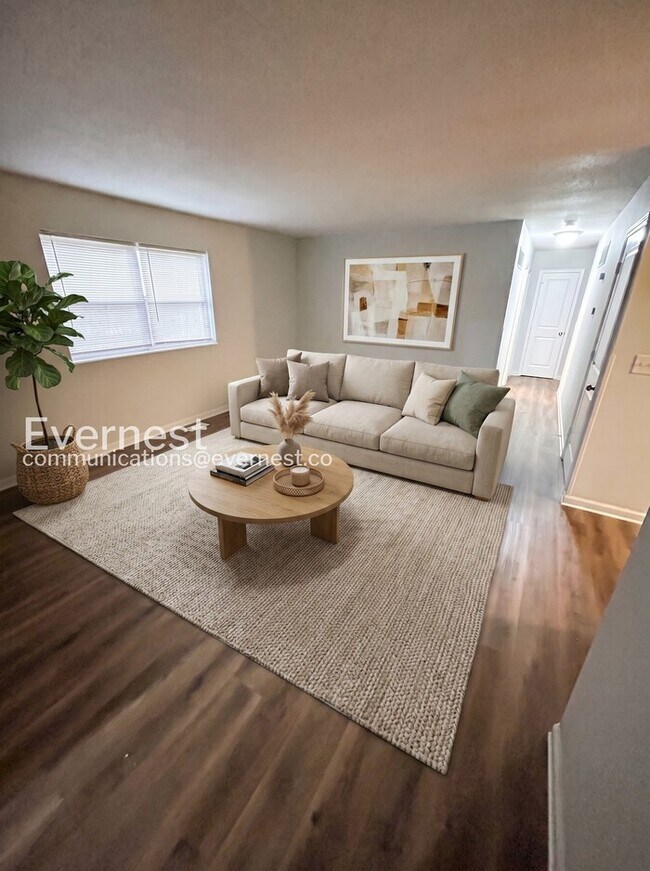 Building Photo - Limited Time Special Offer / 3 Bed, 2 Bath Home with Garage / Pet-Friendly / Available Now!