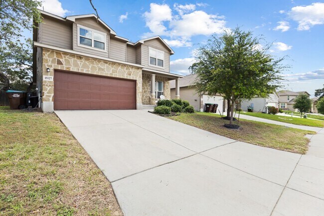 Foto del edificio - Charming Home Awaits: Spacious & Modern Li...