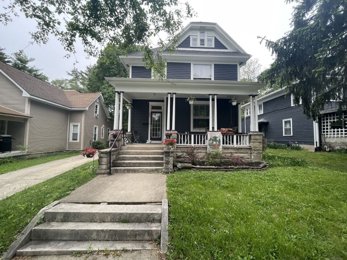 Foto principal - Large 3 Bedroom W/Basement and Garage Avai...