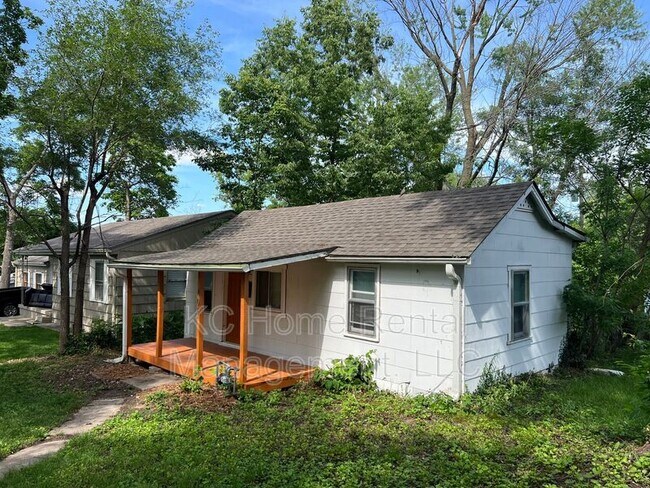 Building Photo - 805 S Logan Ave