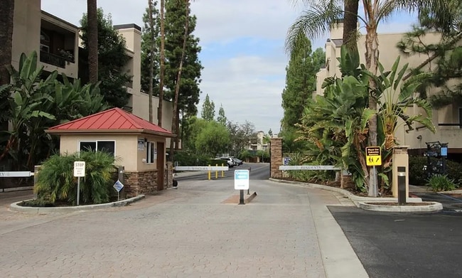 Building Photo - Beautifully upgraded 2 bedroom, 2 bath con...