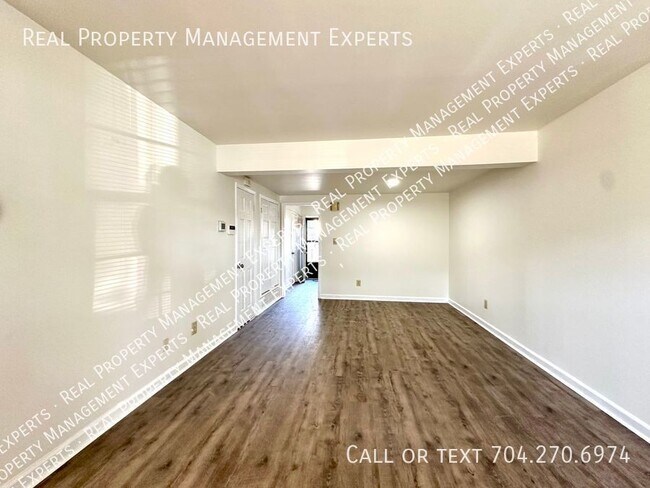 Foto del edificio - Charming 2BR/1.5BA Townhouse in Pineville!