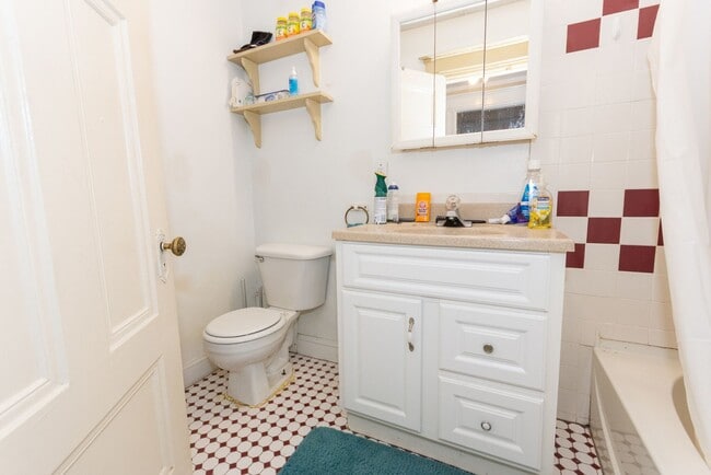 Building Photo - Great Value Near BU! 3 Bed 1 Bath