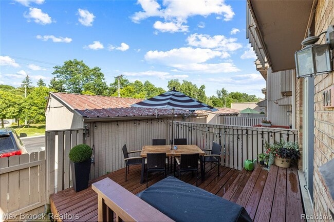 Foto del edificio - 704 Oakbrook Ridge Dr