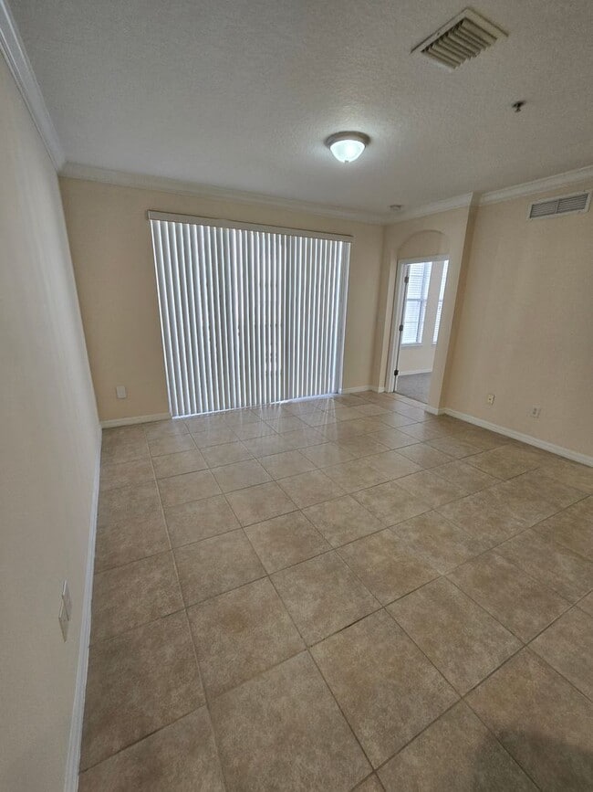 Building Photo - READY TO MOVE IN 2 BEDROOM 2 BATH CONDO IN WINDERMERE