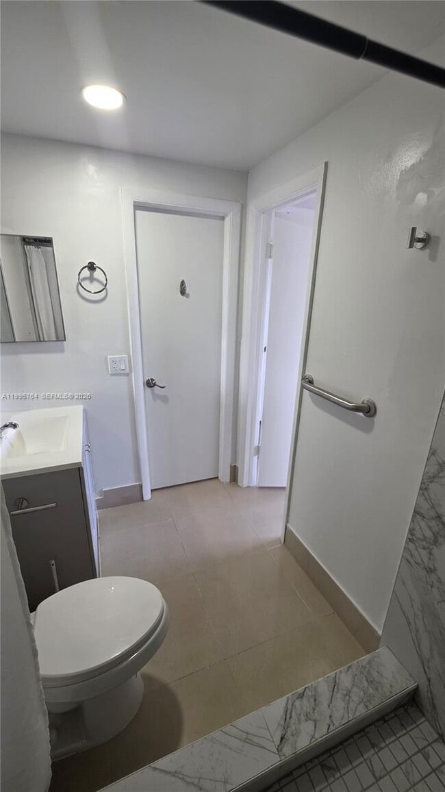 Building Photo - 9375 Fontainebleau Blvd