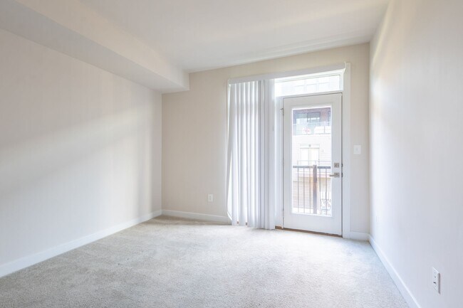 Foto del edificio - Stunning 3 BR/2.5 BA 2-Level Condo in Laurel!