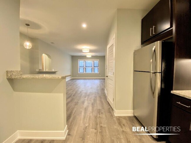 Building Photo - 2 bedroom in EVANSTON IL 60202