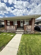 Building Photo - 654 E Redondo Ave